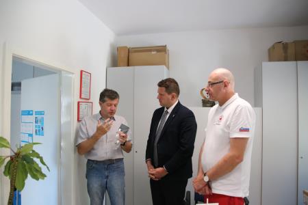 Občina Kamnik in Rdeči križ Kamnik predala laringoskop dr. Rostislavu Gubiču 